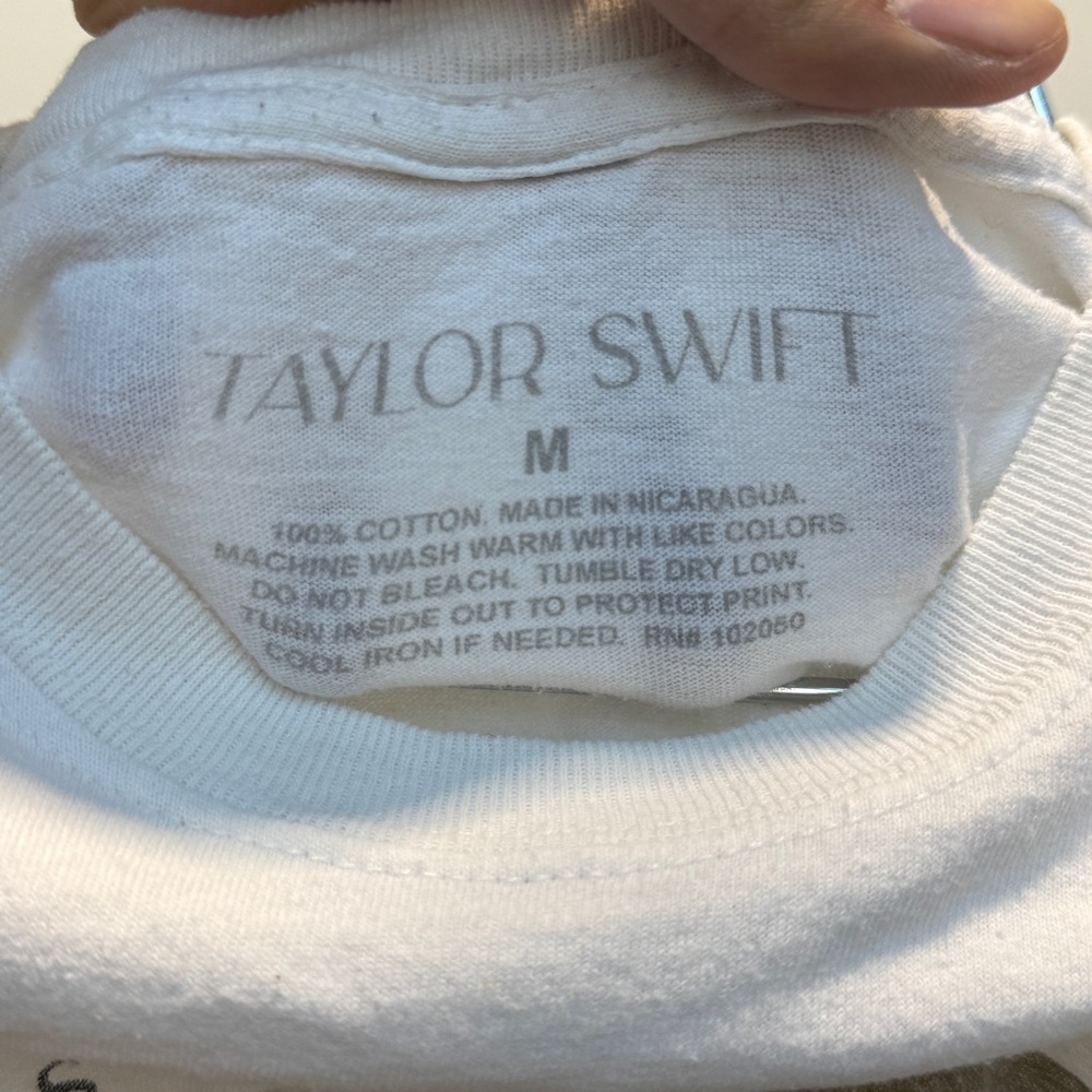 Taylor Swift Fearless (Taylor's Version) “So Dim That Spotlight” T-Shirt Medium - Picture 4 of 4